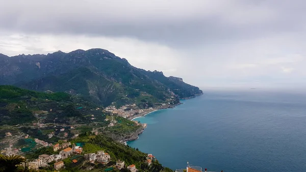 ヴィラ ルフォロ ラヴェッロ アマルフィ海岸 カンパニア イタリアから海の上のテラスから見た美しい風景 — ストック写真