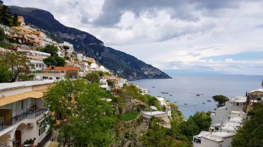 Cliffside Village Positano 'dan güzel görünüm, Salerno Eyaleti, Campania bölgesi, Amalfi Sahili, Costiera Amalfitana, Italya