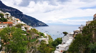 Cliffside Village Positano 'dan güzel görünüm, Salerno Eyaleti, Campania bölgesi, Amalfi Sahili, Costiera Amalfitana, Italya