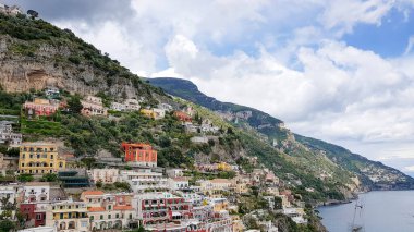 Cliffside Village Positano 'dan güzel görünüm, Salerno Eyaleti, Campania bölgesi, Amalfi Sahili, Costiera Amalfitana, Italya
