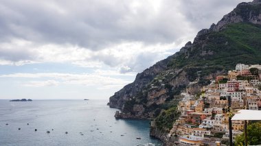 Cliffside Village Positano 'dan güzel görünüm, Salerno Eyaleti, Campania bölgesi, Amalfi Sahili, Costiera Amalfitana, Italya