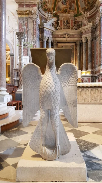 意大利阿马尔菲海岸圣安德鲁大教堂的鸟形雕像 — 图库照片