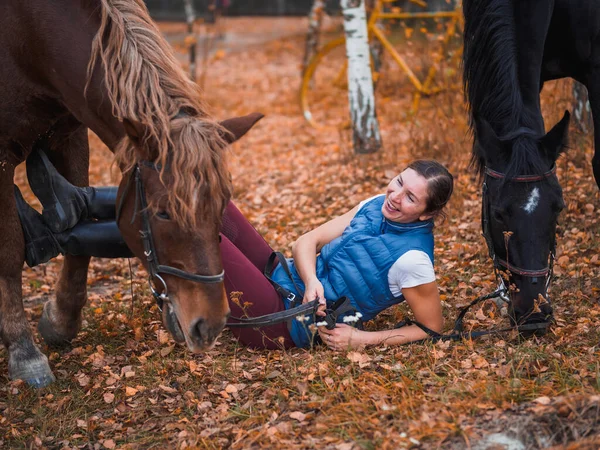 Girl Blue Jacket Lies Next Horse Laughs Golden Autumn Background — Stock Photo, Image