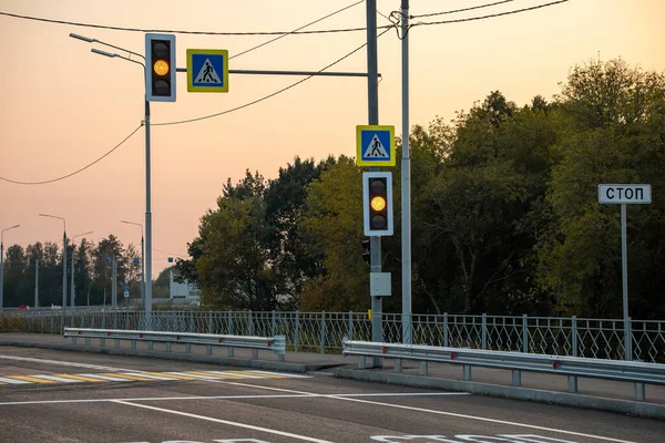 Пішохідний Перехід Світлофорами Через Асфальтову Дорогу — стокове фото