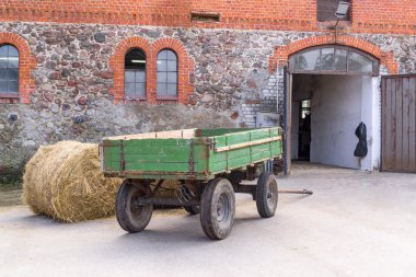 Sepeti ve yakındaki ahır Samanlık