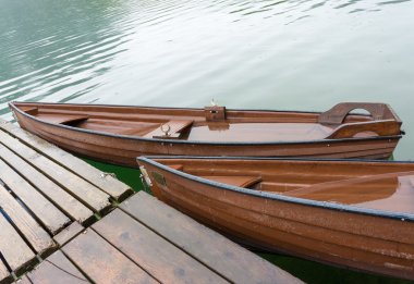 iskelede ahşap tekneler