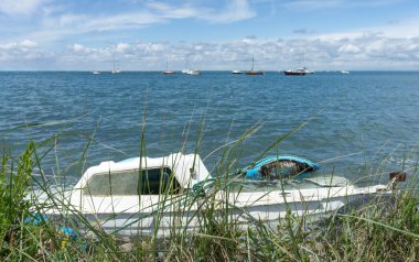 Kıyıdaki eski balıkçı teknesi