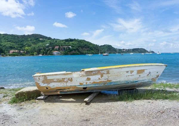 Oude vissersboot op oever — Stockfoto