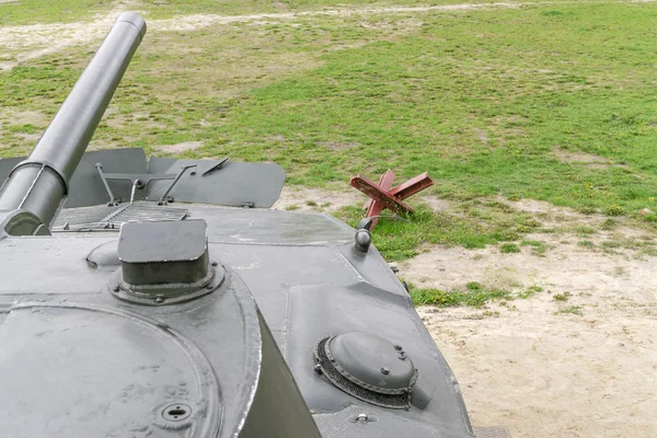 Vehículo blindado militar en el campo de batalla — Foto de Stock
