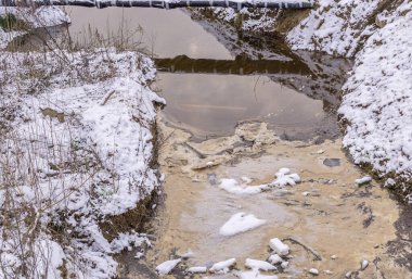 Atık su ve çöp ile kirletilmiş akarsu. Çevresel yıkım