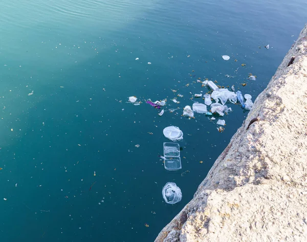 Residuos Plásticos Flotando Agua Cerca Costa Medio Ambiente Contaminante Copiar — Foto de Stock