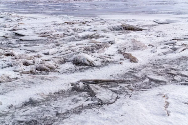 Gelo Hummocks Floe Com Furo Rachaduras Rio Fundo Inverno — Fotografia de Stock