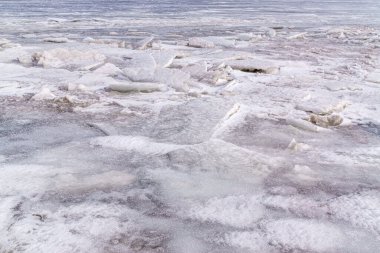 Buz, nehirde delik ve çatlaklarla uğulduyor ve yüzüyor.