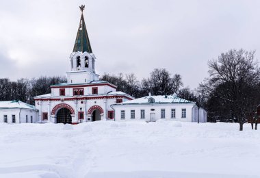 MOSCOW, Rusya - 14 Şubat 2018 Kolomenskoye Müzesi Konutları. Kraliyet mirasının ön kapısı. Bulutlu kış günü