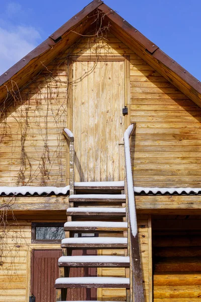 Escaleras Que Conducen Puerta Cerrada Ático Casa Madera Invierno Día — Foto de Stock