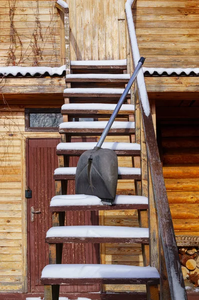 Pala Nieve Encuentra Las Escaleras Que Conducen Ático Casa Madera — Foto de Stock