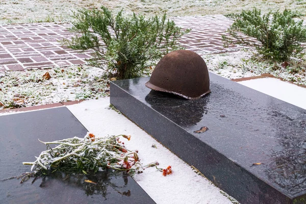 Gray Granite Slab Rusty Military Helmet Grave Unknown Soldier Winter — Stock Photo, Image