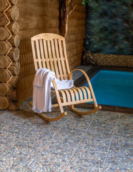 Cadeira Balanço Madeira Perto Piscina Sauna Mobiliário Para Área Recreação — Fotografia de Stock