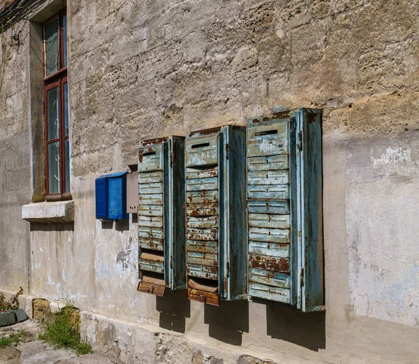 Eski Paslı Metal Posta Kutuları Taş Evlerin Duvarında Asılı Güneşli — Stok fotoğraf