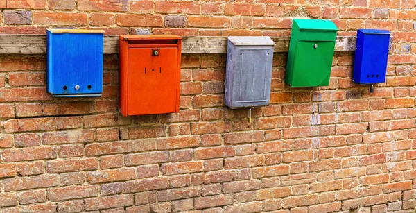 Farklı Renklerde Metal Posta Kutuları Eski Tuğla Duvarda Asılı Boşluğu — Stok fotoğraf