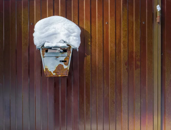 Gammal Rostig Brevlåda Hänger Metallstängsel Solig Vinterdag Kopiera Utrymme — Stockfoto