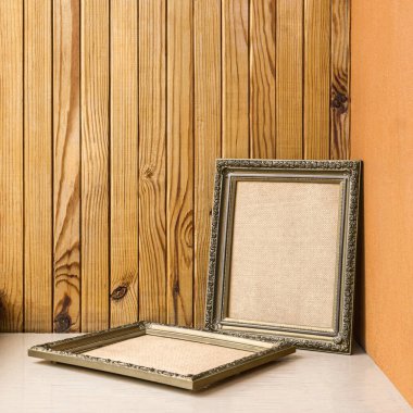 Çiçek desenli iki ahşap çerçeve, duvarın yanında panoyla kaplıdır. Modelleme. Boşluğu kopyala