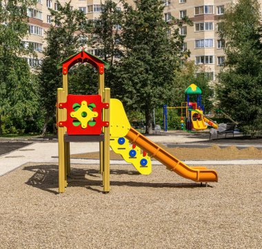 Renkli slayt yeni oyun parkında. Kentsel dinlenme alanının geliştirilmesi. Yaz güneşli bir gün