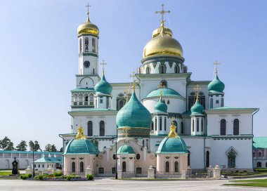 İSTRA, Rusya - 12 Eylül 2017: Ortodoks Yeni Kudüs Manastırı. Diriltme (Voskresenskiy) Çan kulesi ve yeraltı kilisesi Constantine ve Helena ile katedral. Güneşli bir gün
