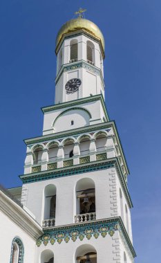 İSTRA, Rusya - 12 Eylül 2017: Ortodoks Yeni Kudüs Manastırı. Diriliş Kulesi (Voskresenskiy) Katedrali. Güneşli bir gün