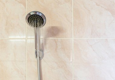 Duş başlığından damlayan su. Banyo içi parçası. Boşluğu kopyala