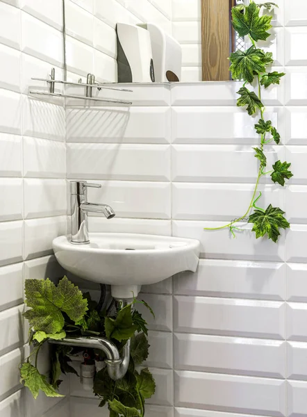 Kleines Fayence Waschbecken Mit Metallhahn Der Ecke Der Toilette Oder — Stockfoto