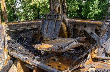 Yangından sonra arabanın içi yanmış. Acil durum. Sigorta olayı