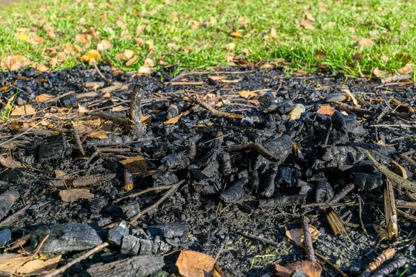 Pilha Carvão Solo Após Conflagração Pequena Profundidade Campo — Fotografia de Stock