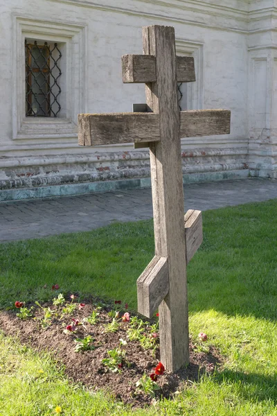 Krzyż na grobie w klasztorze — Zdjęcie stockowe