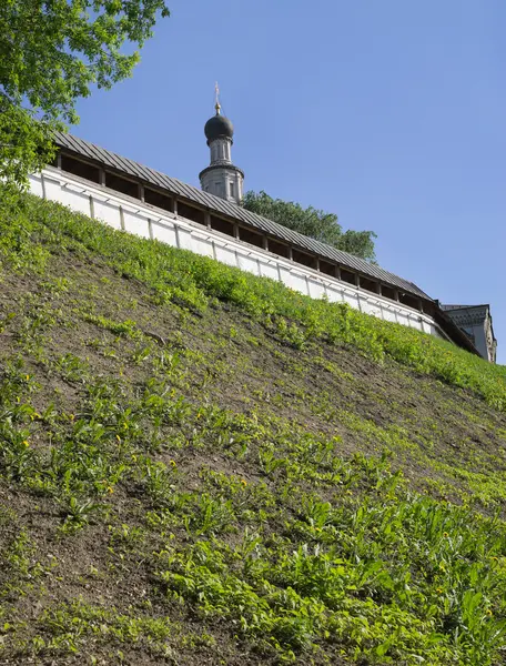 Klooster gelegen op heuvel — Stockfoto