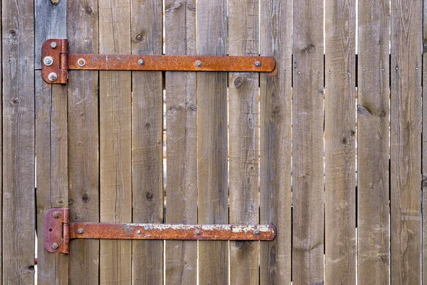 Ξύλινη πύλη με σκουριασμένες αρθρώσεις — Φωτογραφία Αρχείου