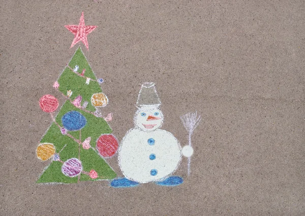 Disegno da bambini con gesso di pupazzo di neve vicino all'albero di Natale — Foto Stock