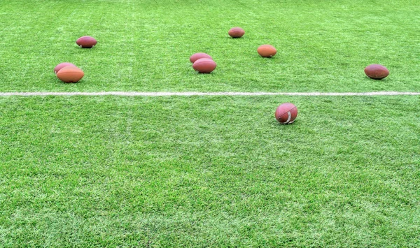 Pelotas de rugby en el campo — Foto de Stock