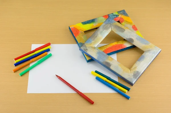 Cadre en bois, feutre et papier blanc sur table — Photo