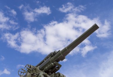 Arka plan gökyüzü üzerinde savaş topu