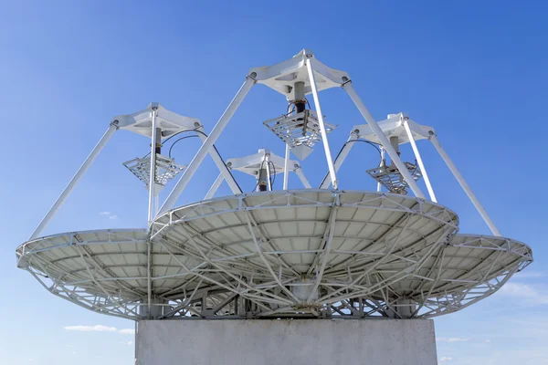 Antenas parabólicas no céu de fundo — Fotografia de Stock