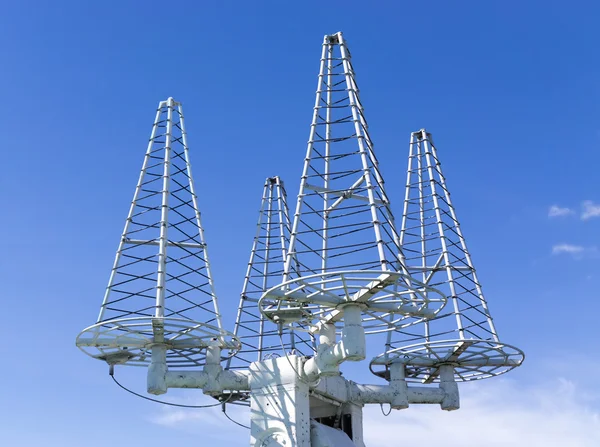 Satellit-antenner på bakgrunden sky — Stockfoto