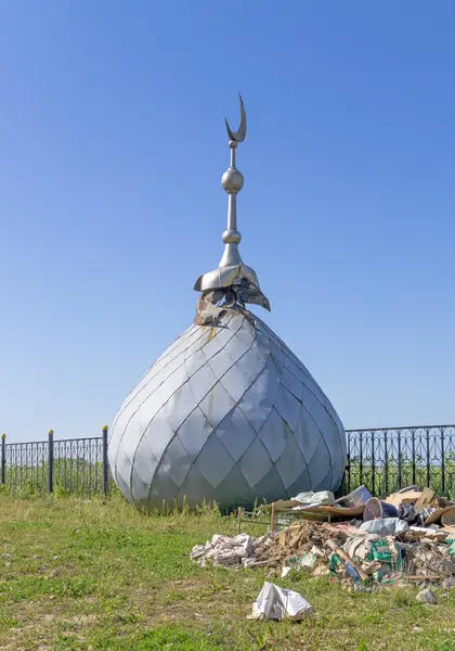 Antigua cúpula de la mezquita en el suelo — Foto de Stock