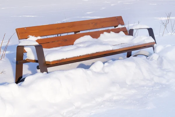 Лавка вкрита снігом — стокове фото