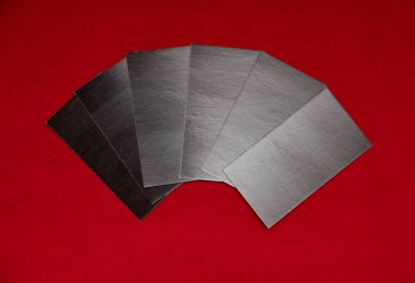 Kırmızı arkaplanda yazısız altı siyah kart