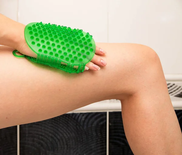 Celluliter Självmassage Med Grön Penselhandske Låret Flicka — Stockfoto