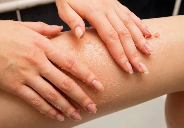 Grande Parte Mãos Meninas Massagem Pele Suas Coxas Com Esfoliação — Fotografia de Stock