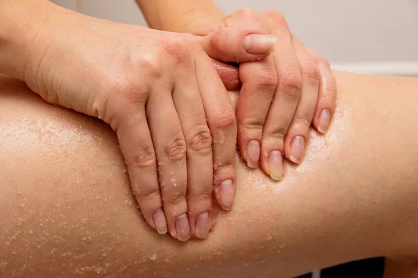 Grande Parte Mãos Meninas Massagem Pele Suas Coxas Com Esfoliação — Fotografia de Stock