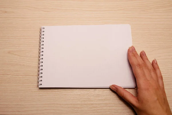 Žena Levačka Leží Bílém Prázdném Notebooku Dřevěném Pozadí — Stock fotografie