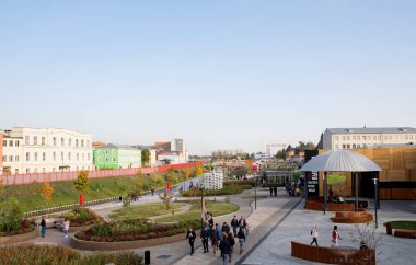 27 Eylül 2020 Tula, Rusya. İnsanlar şehir gününde Kazan seti üzerinde yürür.